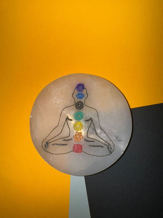 Plato de Selenita con Persona y Siete Chakras